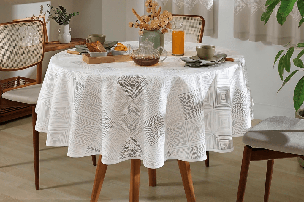 Toalha de Mesa Athenas: vista sua casa com a alegria das cores e a facilidade que sua rotina merece.