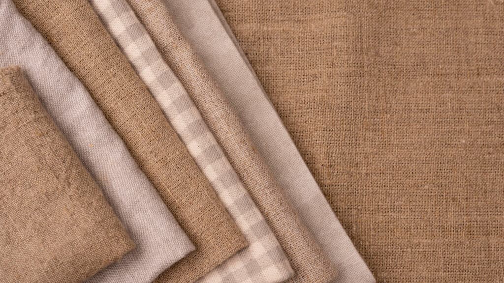 Tecidos para estofamento sofisticado: como escolher entre linho, bouclé, veludo e courvin